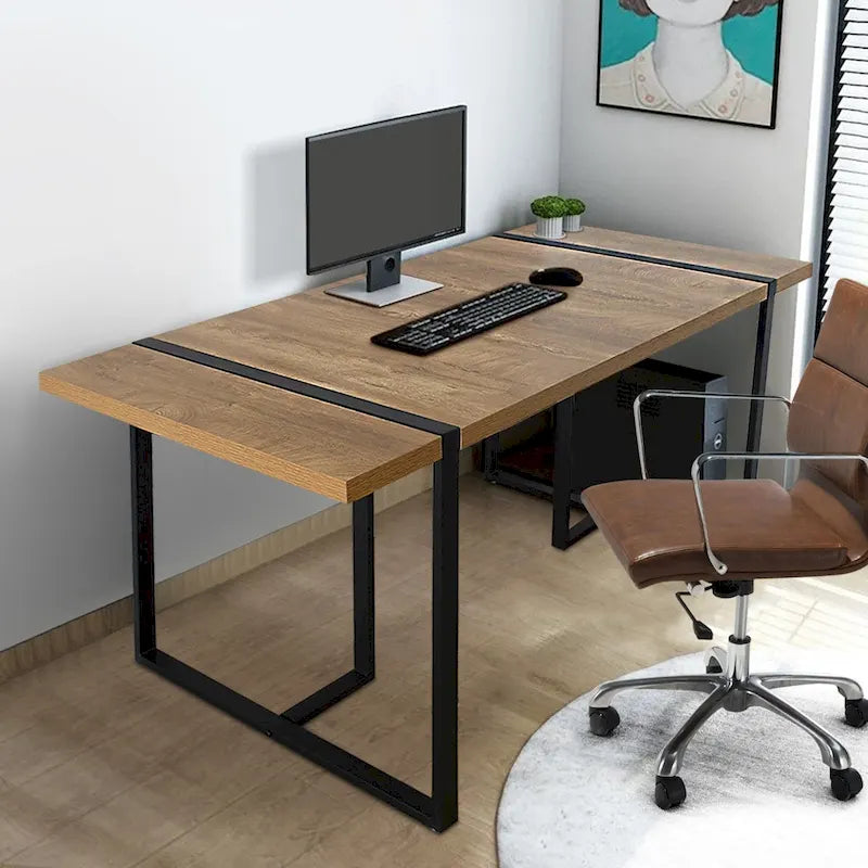 Rechthoekig bureau met houten blad en metalen onderstel