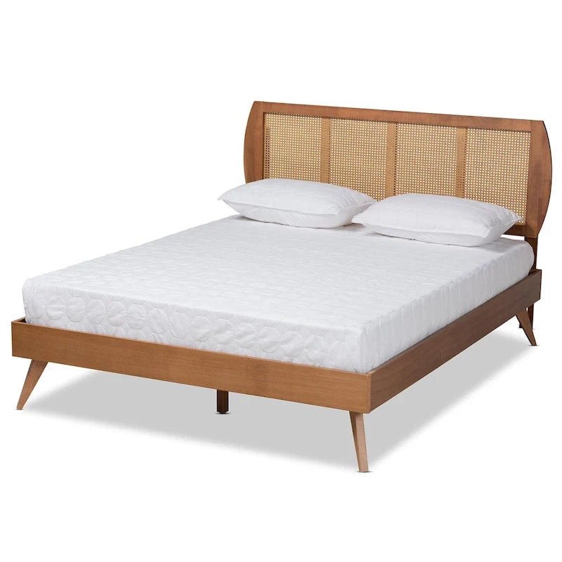 Walnootkleurig houten platformbed met synthetisch rotan