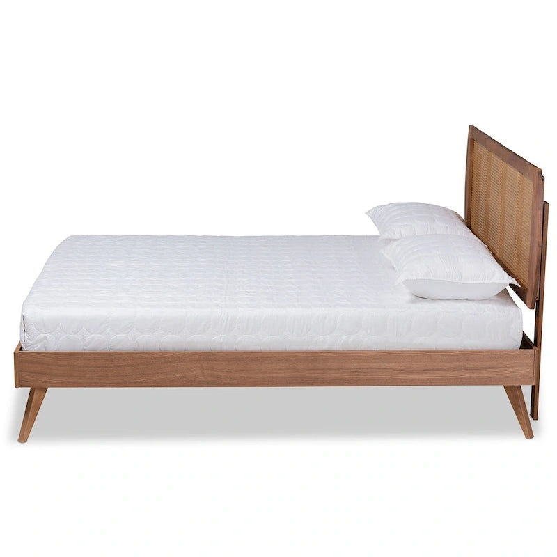 Walnootkleurig houten platformbed met synthetisch rotan