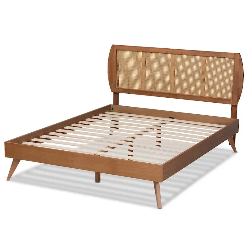 Walnootkleurig houten platformbed met synthetisch rotan