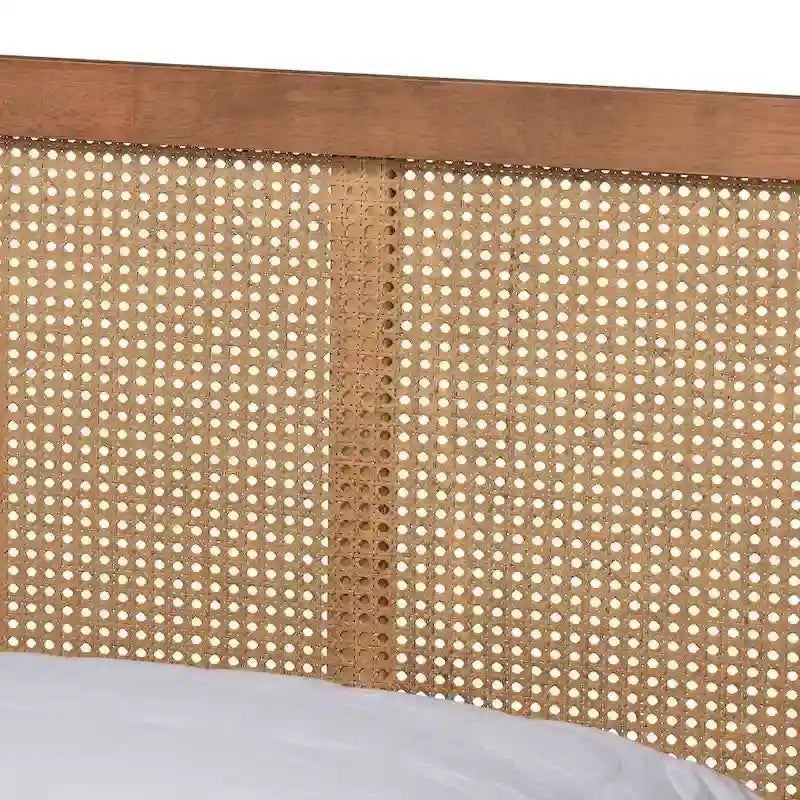 Walnootkleurig houten platformbed met synthetisch rotan