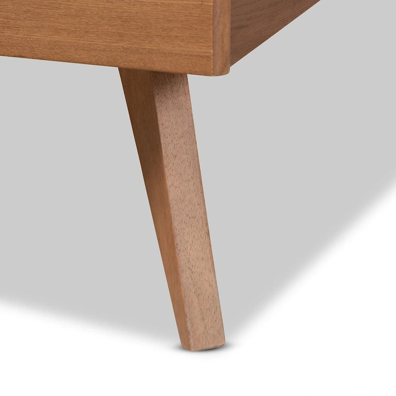 Walnootkleurig houten platformbed met synthetisch rotan