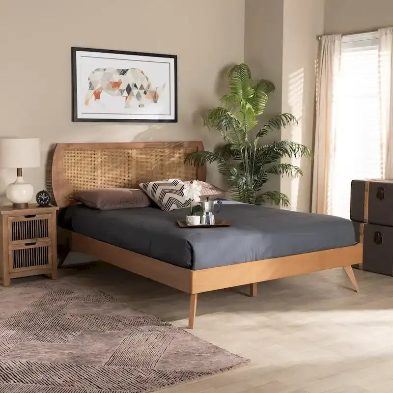 Walnootkleurig houten platformbed met synthetisch rotan