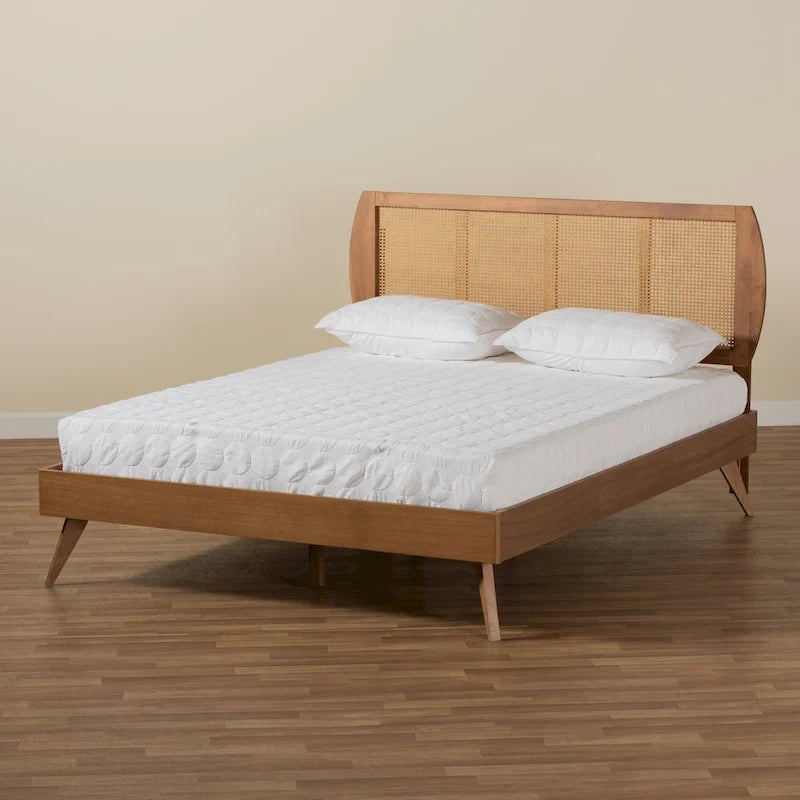 Walnootkleurig houten platformbed met synthetisch rotan