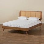 Walnootkleurig houten platformbed met synthetisch rotan